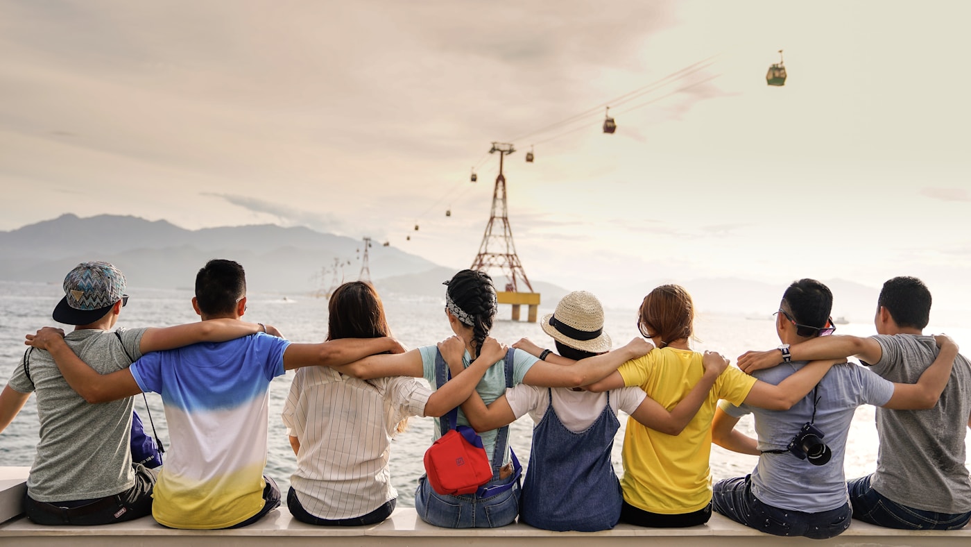 Grupo de amigos compartiendo un viaje