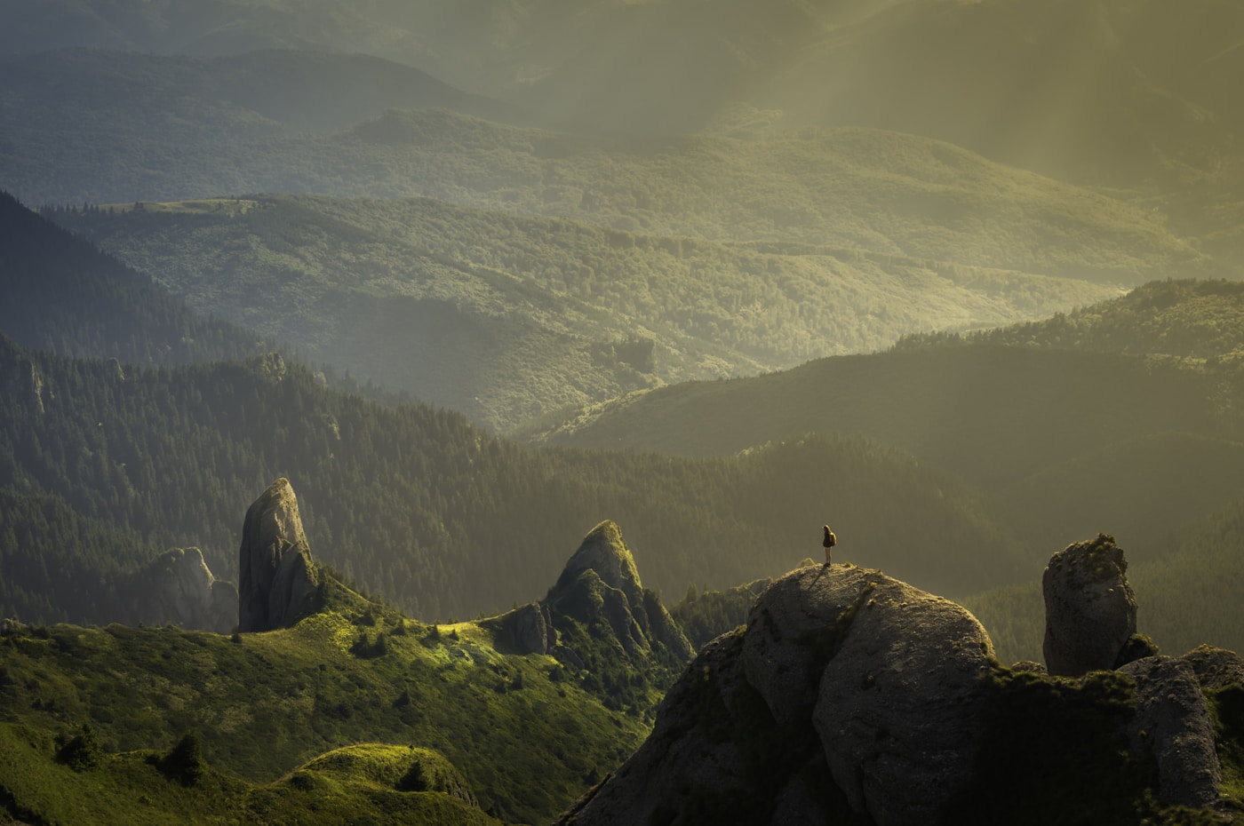 Paisaje de viaje entre montañas